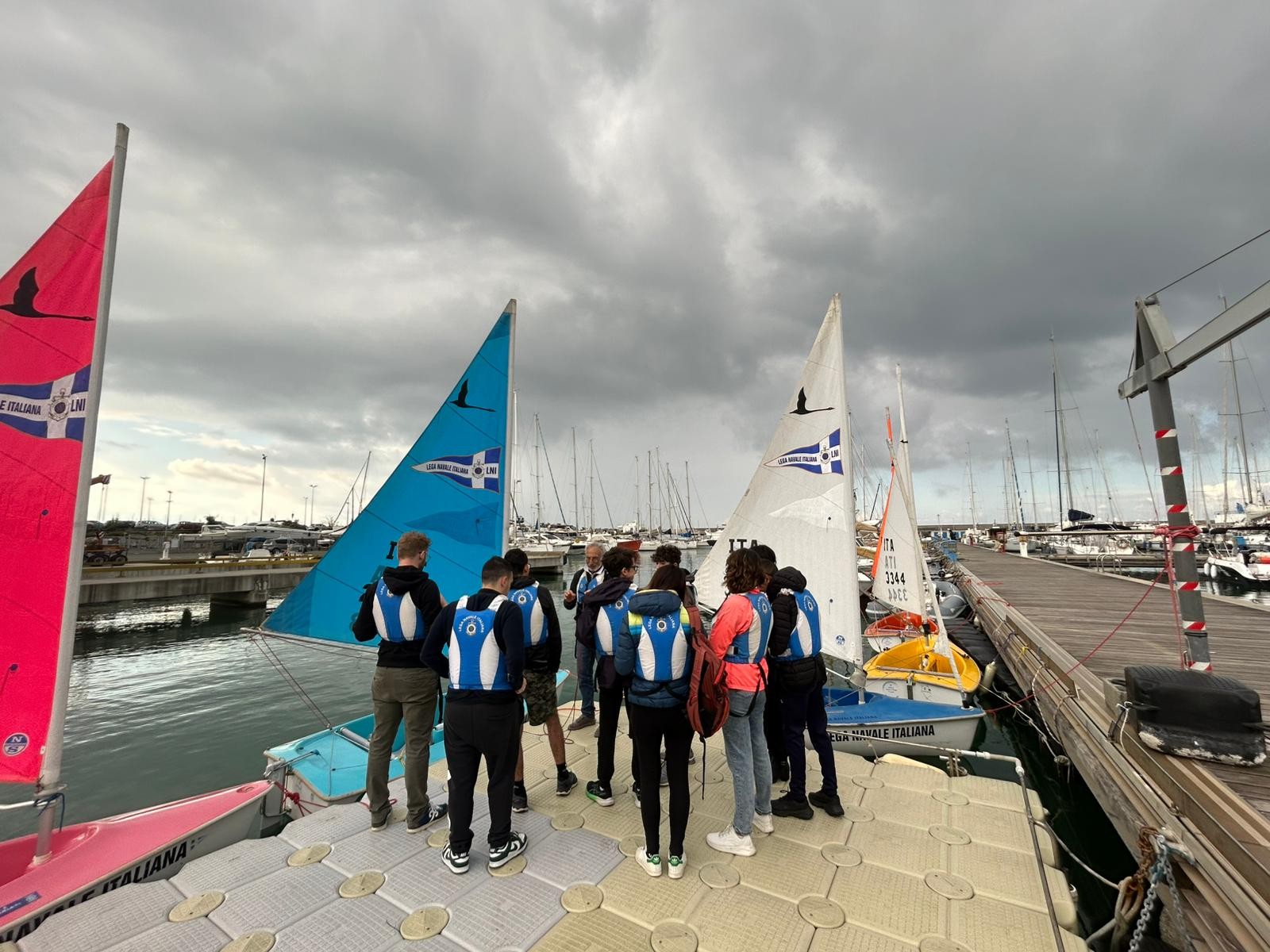 Studenti del Natta-Deambrosis alla scoperta della vela inclusiva - LNI Chiavari-Lavagna